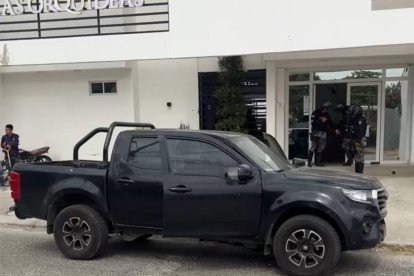 La víctima quedó a un costado de un vehículo marca Greta Wall color negro.