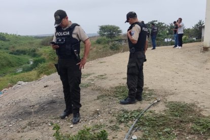 Agentes de la Policía Nacional llegaron hasta el lugar donde fue encontrado el cuerpo del hombre.