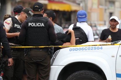 Policías acudieron al sitio para retirar el cadáver e iniciar las investigaciones.