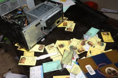 Credenciales de personal minero en las obras abandonadas del cantón.