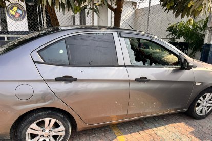 Así quedó el vehículo de uno de los agentes. Estaba parqueado en el destacamento.