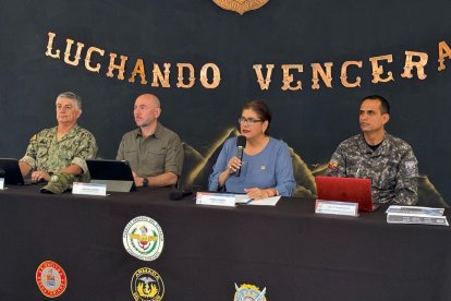 Mónica Palencia, en rueda de prensa junto a otras autoridades.