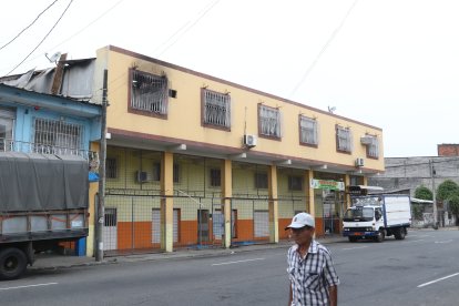 Según testigos, el sujeto rompió la ventana del lado del conductor y extrajo una parte del combustible.