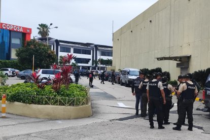 La policía hace presencia en el centro comercial Albán Borja.