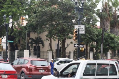 Caos vehicular en Guayaquil por los apagones de abril de 2024 en Ecuador.