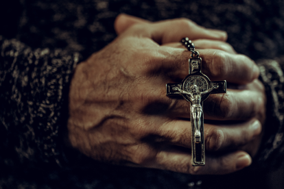 Referencial: en EE. UU., un cura usó dinero de donaciones para fines personales.