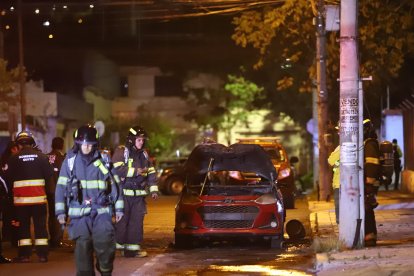 Este auto fue quemado afuera del Ministerio de la Mujer, en la avenida Robles.