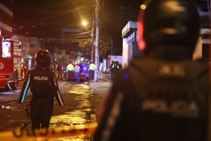 Un grupo de agentes siguió a los terroristas del primer ataque hasta el momento que se prendió al carro afuera del Ministerio de la Mujer.