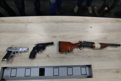 Entre las evidencias recabadas en el inmueble constan armas de fuego.
