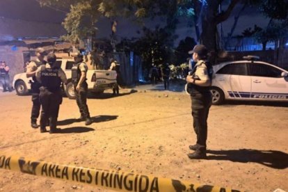Escena de policías en la ciudadela San Alejo tras descubrir la macabra escena.