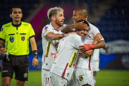 Joaquín Verges (centro) hizo el golazo con que Mushuc Runa sigue vivo en Copa Ecuador.