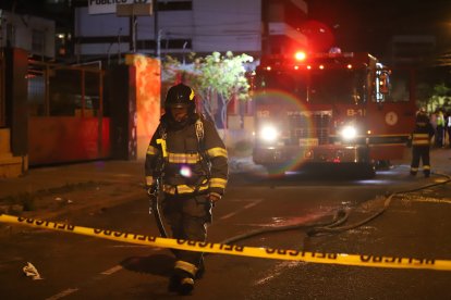Un bombero determinó que un cilindro tenía un orificio causado por un balazo.