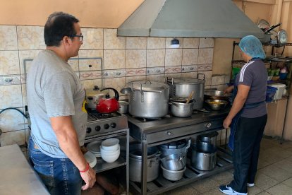 Andrés Chalén se asegura de que sus trabajadores sean higiénicos en su picantería.