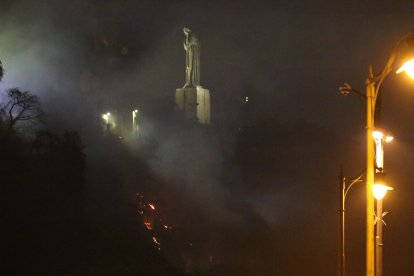 Moradores cuentan que hasta el momento no se logra controlar el fuego.