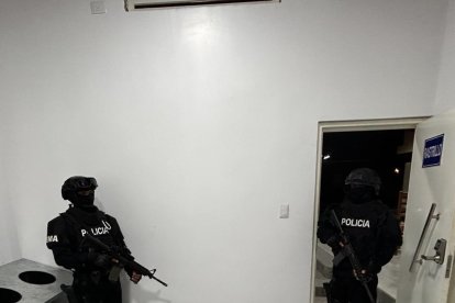 Los agentes hicieron los allanamientos y a más de encontrar armas pesadas también se halló dinero, en dólares y pesos colombianos.