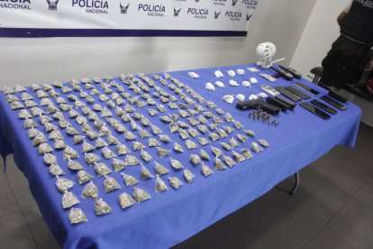 Armas, drogas y municiones se hallaron entre las evidencias.