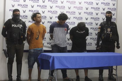 Los sujetos fueron detenidos mientras custodiaban el vehículo.