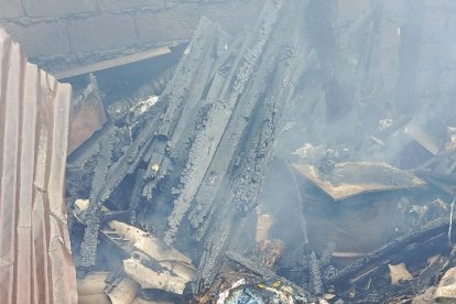 Así quedó la casa luego del incendio que arrebató la vida de una persona.