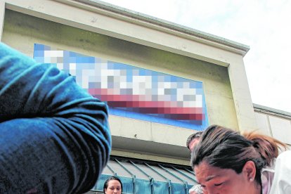 Veintiún años después, Dolores continúa exigiendo que le entreguen los restos de su esposo, Johnny Gómez, desaparecido en un operativo policial en una farmacia.