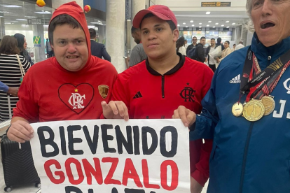 La hinchada del Flamengo recibe a Gonzalo Plata.