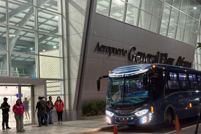 En un bus fueron trasladados los ecuatorianos deportados desde Panamá.
