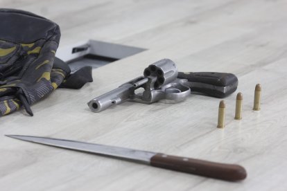 Un arma, un cuchillo y municiones fueron hallados entres las evidencias.