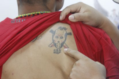 Los adolescentes tenían tatuajes que los identificaban como miembros de Los Fatales.