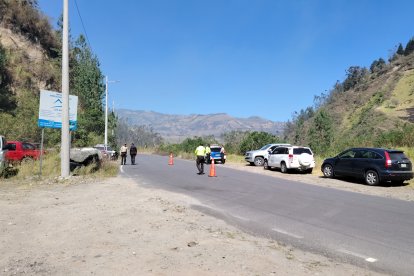 Los servicios de emergencia intentan apagar el fuego.