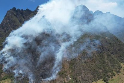 Nabón y San Fernando, afectados por incendios forestales.