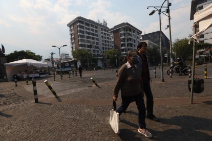 Algunos transeúntes han optado por usar mascarillas por la contaminación con humo.