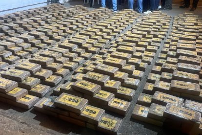 Otros 847 bloques de clorhidrato de cocaína fueron hallados por la Policía en una empacadora de banano en el cantón Pasaje, provincia del Oro.