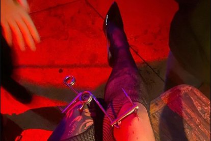 A pesar de que le incrustaron ganchos en la piel de sus rodillas, no le quedaron heridas.