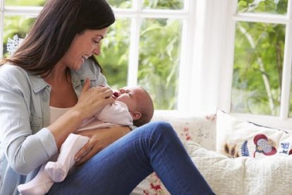 Las madres deben dedicarle tiempo al bebé, sin exponerlo a muchos riesgos.