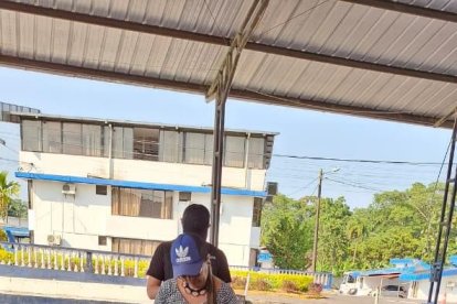 La droga fue sacada de los sacos y presentada como evidencia.