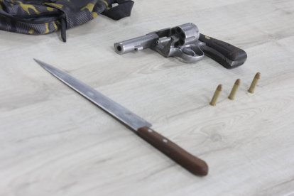 Entre las evidencias consta un cuchillo y un revólver.