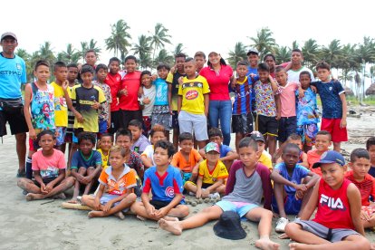 Unos 40 niños y jóvenes se reúnen todos los días, en la mañana, a entrenar en la playa de Muisne.