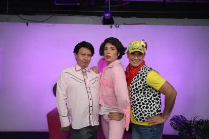 Melo, Michy y Tita realizan una obra de teatro.