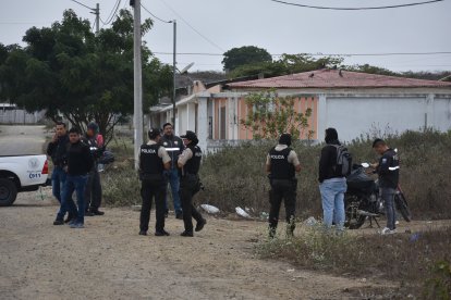 Los agentes de Santa Elena llegaron hasta el sitio para indagar la motocicleta.