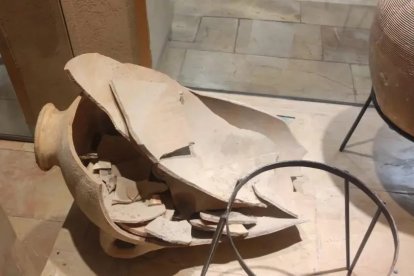 Así quedó el jarrón que rompió el niño.