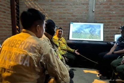 Cuerpos de Bomberos de varios cantones se unieron para combatir el siniestro en Sigchos.