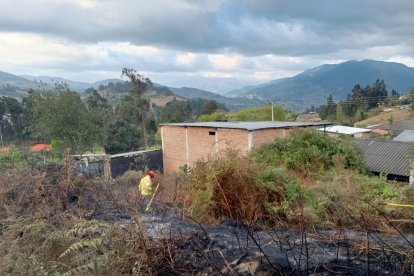 Las llamas han amenazado incluso las zonas pobladas. Hay tres personas heridas.