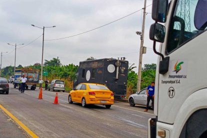 Agentes de tránsito también apoyan en el control.