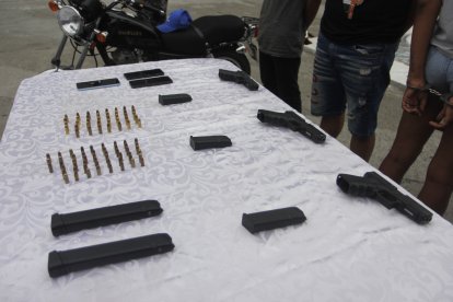 Entre las evidencias constan armas y municiones.