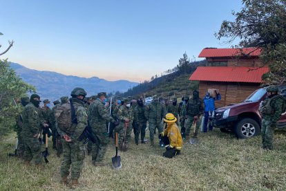 Los militares trabajan en conjunto con Bomberos para apagar el fuego.