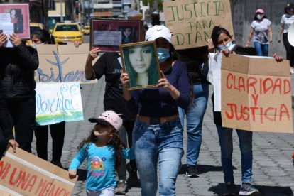 Malena, hermana de la víctima, sostiene una foto de Diana durante una marcha que hicieron en su memoria.