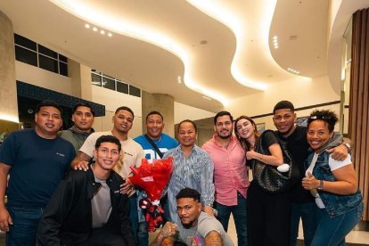 Michael Morales y todos sus amigos y familiares. De vuelta a casa.