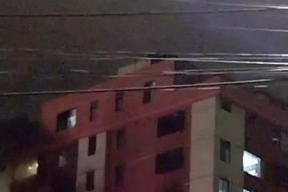 Bomberos trabajan por trabajar la emergencia.