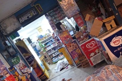 Los cuerpos de los tres integrantes de la familia quedaron en la zona de acceso al local.