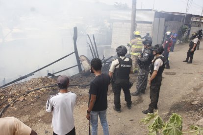 El fuego contaminó una casa aledaña.