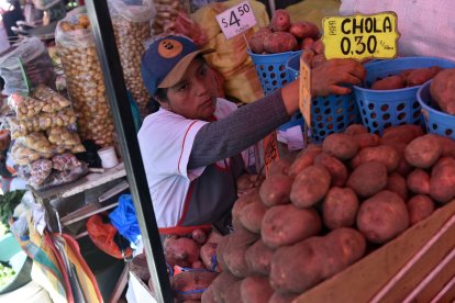Clara Pasuña vende su producto desde que tenía 18 años. Con eso ha ayudado a sus hijos para sus estudios.